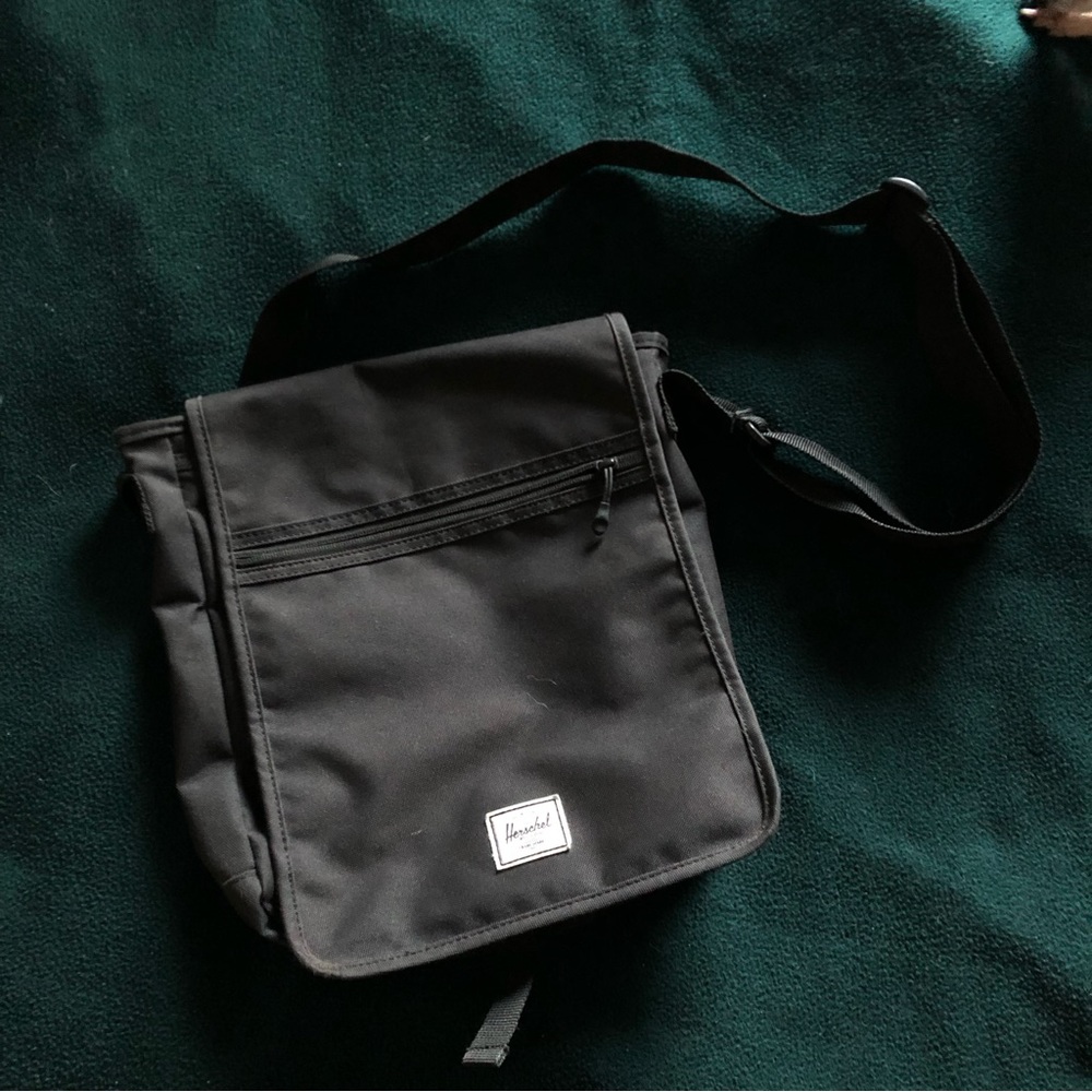 Herschel black messenger